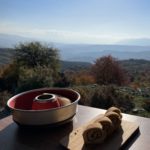 Omnia pečící trouba s výhledem na řecké pohoří